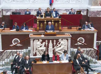 Francia nel caos, Macron si ritrova una piazza infuocata