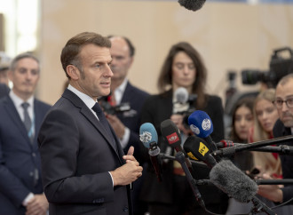 La figuraccia di Macron, Francia in caduta libera
