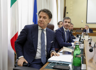 Lo show di Conte, smentito da se stesso e barricato sugli slogan pandemici