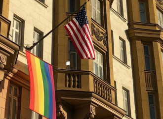 Bandiere arcobaleno sulle ambasciate USA