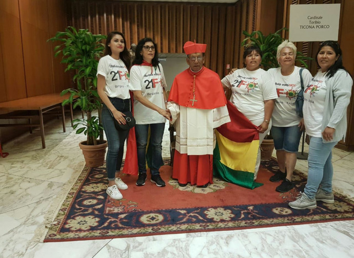 Le militanti boliviane con il nuovo cardinale