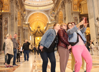 Una mattina in San Pietro, tra visitatori distratti e il sacro svanito