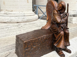 Nuova statua immigrazionista sotto il colonnato del Bernini