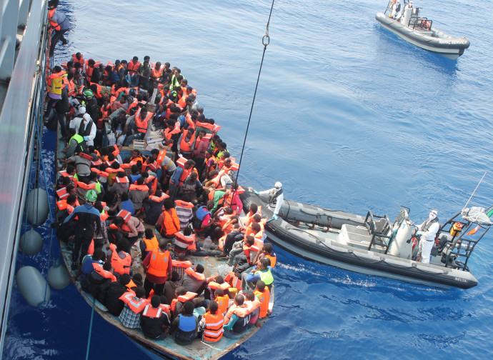 Immigrati soccorsi da navi militari europee