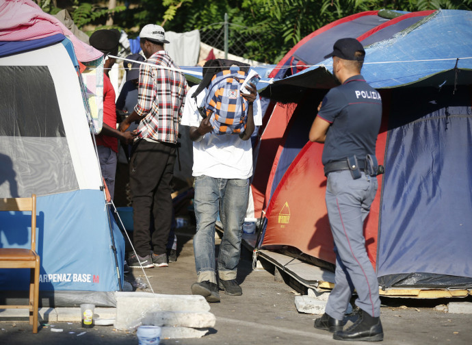 Azione di polizia in una tendopoli di immigrati