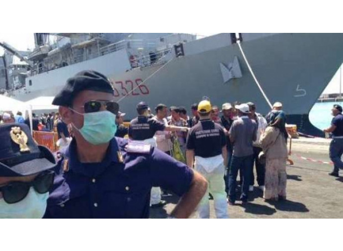 Primi soccorsi agli immigrati Primi soccorsi agli immigrati