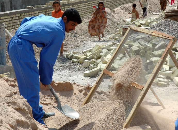 Immigrato impiegato in un cantiere del Golfo