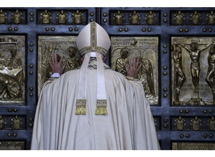 Papa Francesco apre la Porta Santa