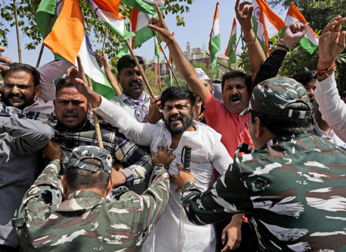 Manifestazione contro l'arresto del leader d'opposizione Arvind Kejriwal (La Presse) Manifestazione contro l'arresto del leader d'opposizione Arvind Kejriwal (La Presse)