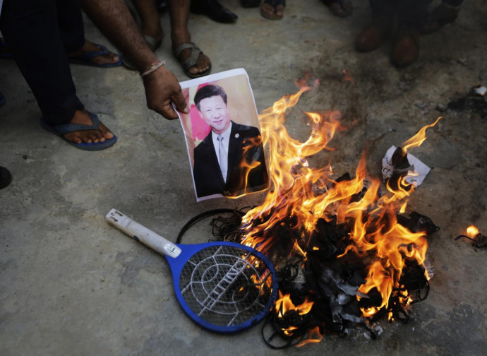 Manifestazione anti-cinese in India. Bruciata la foto di Xi Jinping Manifestazione anti-cinese in India. Bruciata la foto di Xi Jinping