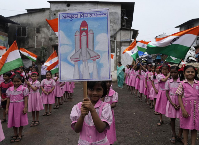 Bambini indiani celebrano il successo della missione lunare Bambini indiani celebrano il successo della missione lunare