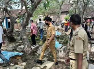 Profanato un cimitero cristiano in Indonesia