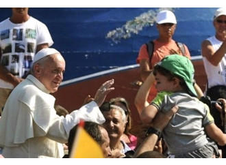 Il Papa chiede più accoglienza, ma «gli immigrati
rispettino le tradizioni e le leggi di chi li ospita»