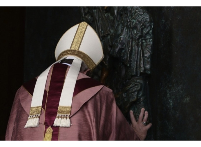 Papa Francesco apre la Porta Santa della basilica di San Giovanni in Laterano