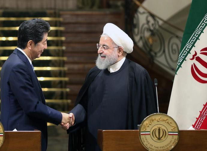 Il presidente iraniano Rouhani riceve a Teheran il premier giapponese Shinzo Abe