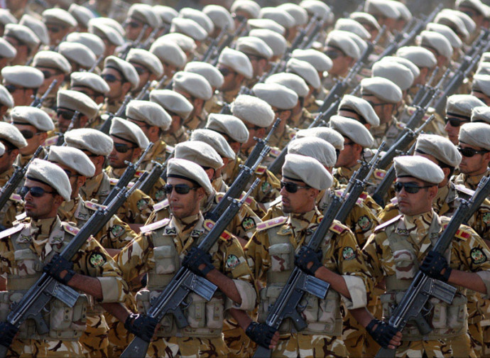 Truppe iraniane in parata