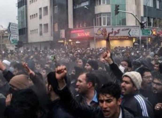 Teheran, protesta dei lavoratori dei trasposti