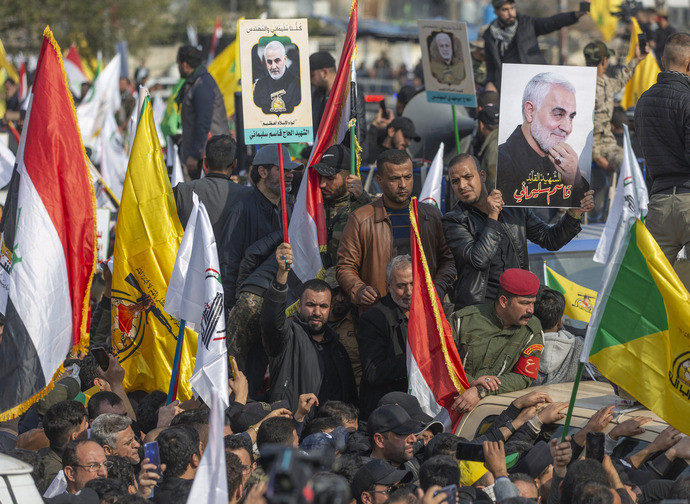 Folla al funerale di Soleimani a Baghdad