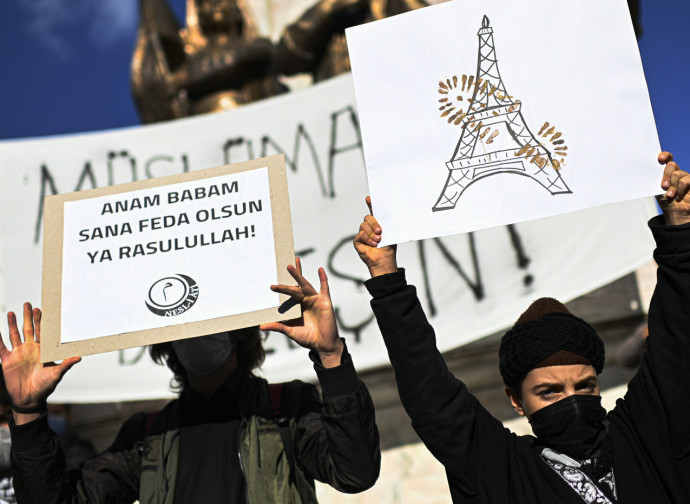 Manifestazione anti-francese a Istanbul Manifestazione anti-francese a Istanbul