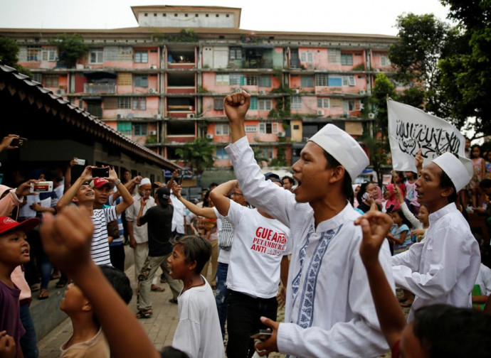 Gruppi islamici festeggiano la vittoria a Giakarta del loro governatore Gruppi islamici festeggiano la vittoria a Giakarta del loro governatore