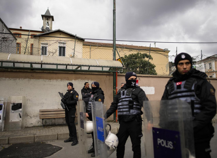 Istanbul, polizia di fronte alla chiesa italiana (La Presse) Istanbul, polizia di fronte alla chiesa italiana (La Presse)