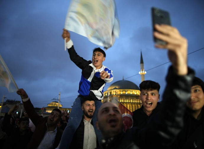 Sostenitori di Erdogan festeggiano a Istanbul di fronte a Santa Sofia Sostenitori di Erdogan festeggiano a Istanbul di fronte a Santa Sofia