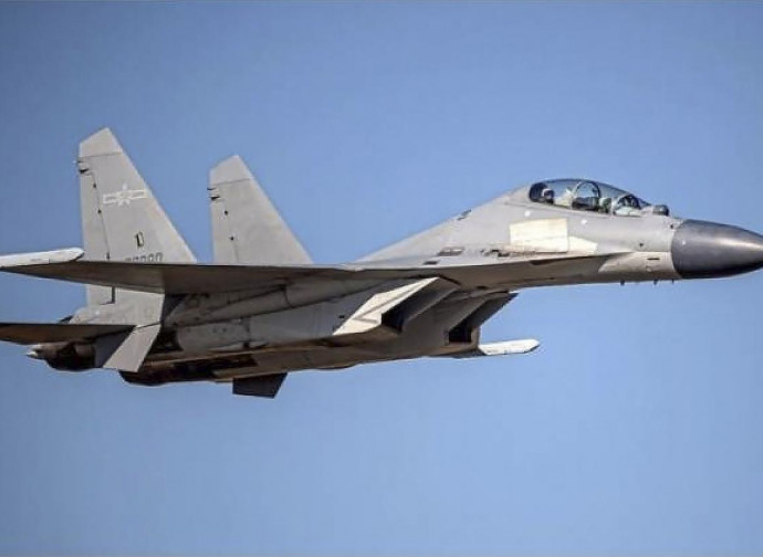 Un J-16 cinese Un J-16 cinese