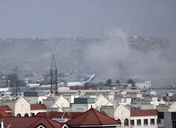 Kabul, il fumo dell'esplosione dell'attentato