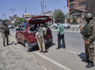 Controlli di frontiera nel Kashmir (La Presse)