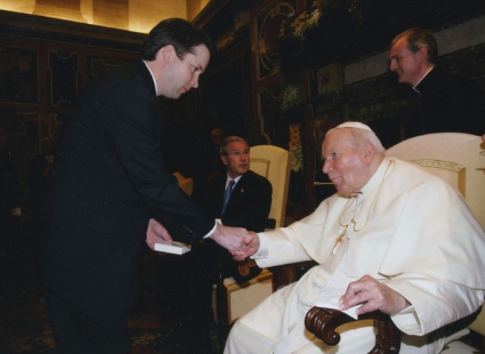 Brett M. Kavanaugh con Giovanni Paolo II Brett M. Kavanaugh con Giovanni Paolo II