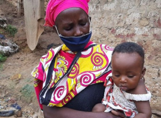 In Kenya una mamma mette a cuocere una pentola con acqua e pietre per illudere i figli che sia rimasto qualcosa da mangiare