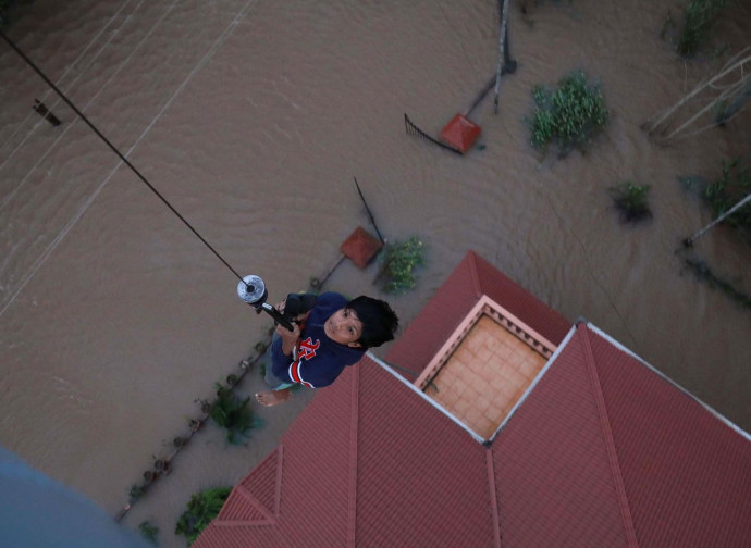 Kerala, abitanti evacuati dagli elicotteri militari indiani Kerala, abitanti evacuati dagli elicotteri militari indiani