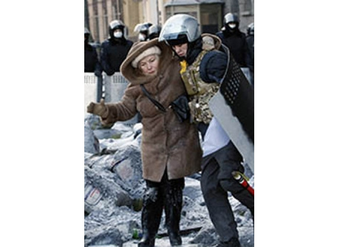 Kharkiv, anziana soccorsa Kharkiv, anziana soccorsa