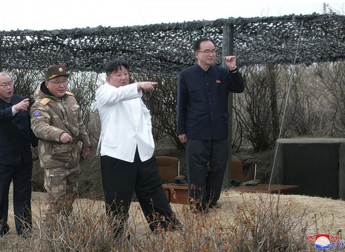 Kim Jong-un (al centro in camicia bianca) assiste ad un test missilistico Kim Jong-un (al centro in camicia bianca) assiste ad un test missilistico