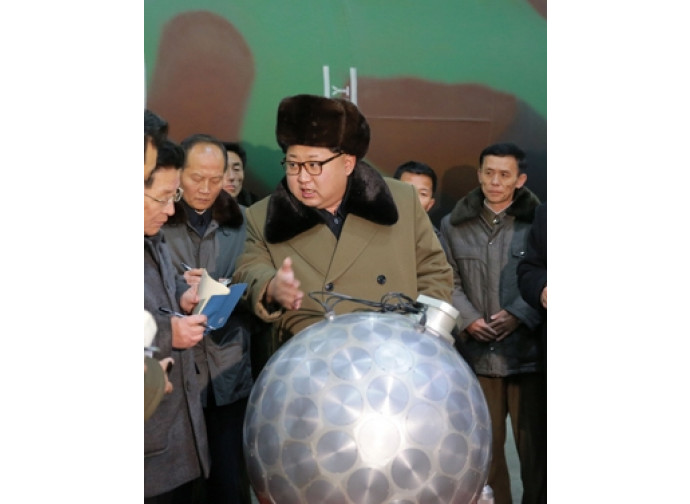 Kim Jong-un e la replica di una testata nucleare Kim Jong-un e la replica di una testata nucleare