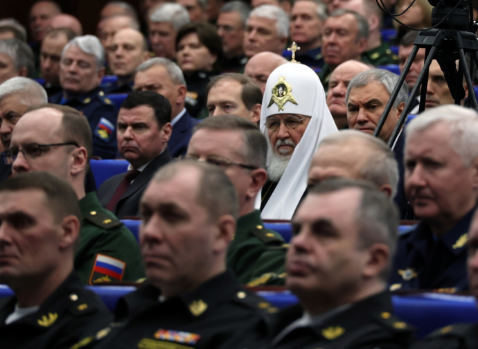 Il patriarca Kirill fra gli ufficiali russi Il patriarca Kirill fra gli ufficiali russi