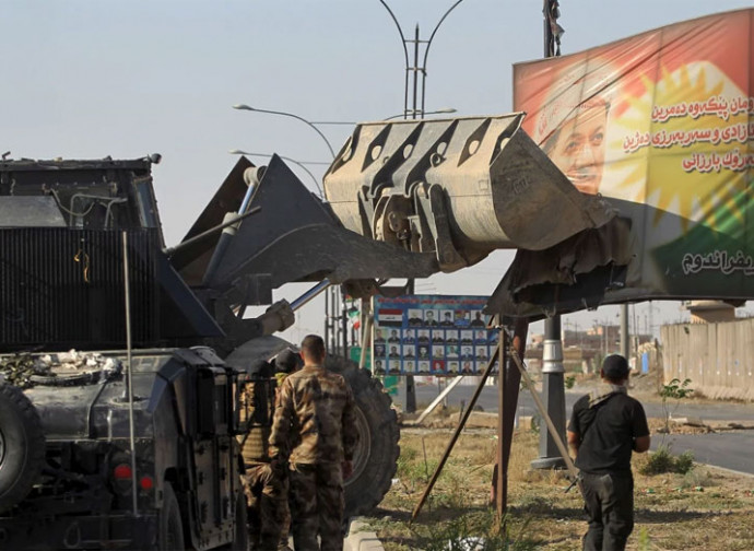 Gli iracheni abbattono i simboli del dominio curdo su Kirkuk