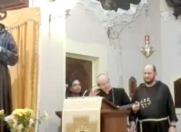 Il vescovo di Avellino canta Vedrai, vedrai