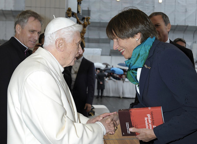 Gabriele Kuby con Benedetto XVI Gabriele Kuby con Benedetto XVI