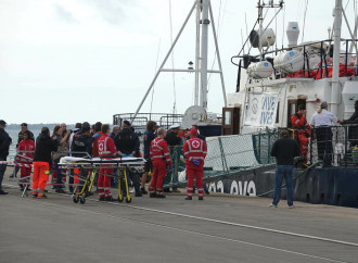 Riprendono gli sbarchi di immigrati (con mascherina)