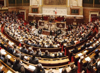 Francia, no all’utero in affitto