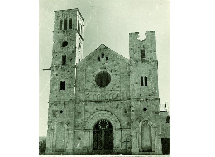 La chiesa di Široki Brijeg subito dopo la guerra La chiesa di Široki Brijeg subito dopo la guerra