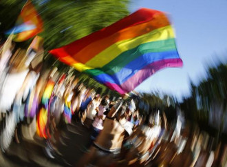 La perversione gay dilaga con la scusa dell'omofobia