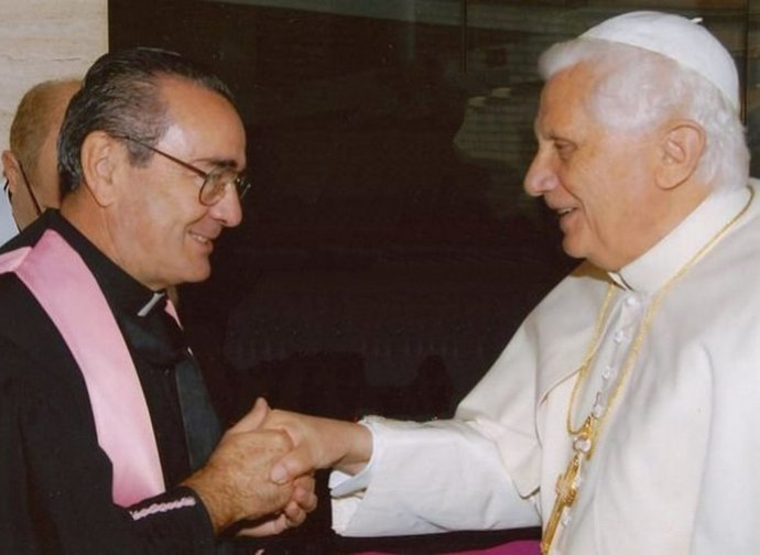 Monsignor Antonio Livi con papa Benedetto XVI