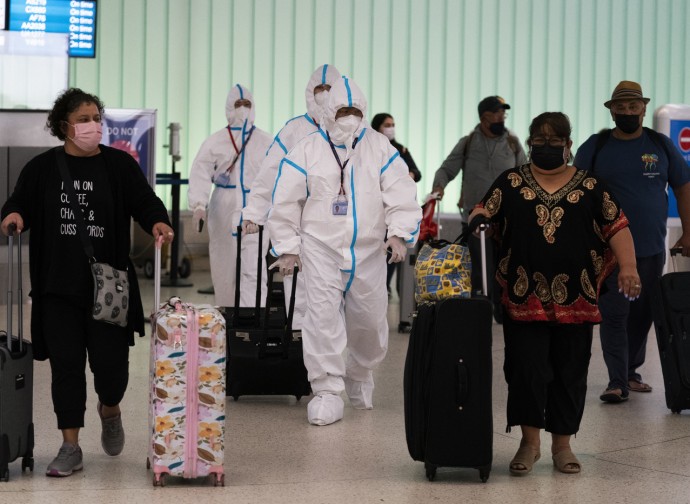 Equipaggio in tenuta hazmat all'aeroporto di Los Angeles