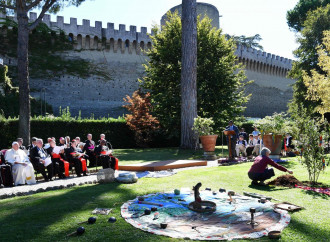 I riti tribali dentro le mura vaticane. E fuori il popolo prega sconcertato