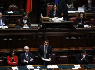 Manovra di lacrime e fumo, mentre le aziende scappano