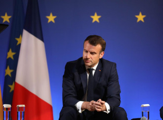Macron, gaffe sui migranti. E la Le Pen lo raggiunge