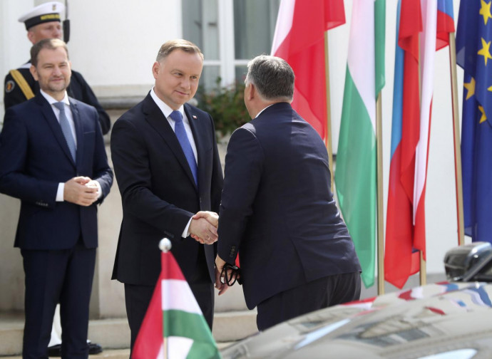 Orban (di spalle) e Duda