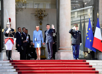 Macron seppellisce la Nato e si intesta l'elmo europeo